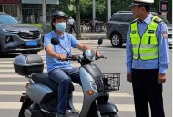 河北5人骑1辆电动车,男子电动车载5人上路