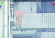 21岁女子从30楼坠亡,一张正方形纸，长30厘米，宽21厘米，从这张纸上剪下一个最大的正方形，求这个正方形的面积和周长各是？