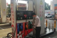 忘拔油枪拽倒加油机,加油站油枪可以暂停吗？