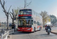 巴士坠河已致13死,公交司机每天工作13—14小时是否合理？该怎么解决这问题？