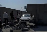 水泥车撞塌围墙致2死,水泥车撞电动车