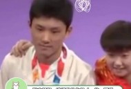 张本智和脱衣庆祝,孙颖莎与张本智和拥抱是真的吗？