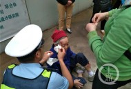 民警公主抱老人回家,民警公主抱老人回家视频