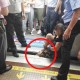 地铁乘客腿卡缝隙,脚卡在地铁缝隙里怎么处理？