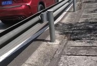 因记恨殴打80岁父亲,80岁爸爸扎坏女儿豪车违法吗？