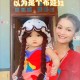 新疆小孩出生就全妆,梁博受欢迎么？为什么？