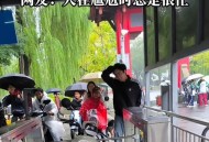 男子开车撞倒持刀者,烟台男子持刀抢金店后伺机逃窜，被骑电动车群众撞倒，又被民警拿扫帚击打，目前该男子已被刑拘，你怎么看？