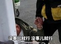外卖小哥救轻生情侣,生命的拉拽！张家港一女子跳河轻生，外卖小哥紧紧拉住不放手, 你怎么看？