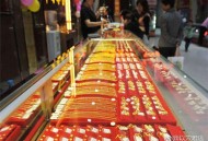 男子金饰店打砸柜台,男子金饰店打砸柜台视频 男子金饰店打砸柜台,男子金饰店打砸柜台视频