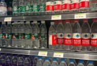 买过期水索赔1000元,超市2.5元买了一袋榨菜，过期了，要求赔1000元，可以吗？