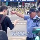 制止插队遭男子猛踹,小孩子不听话排队怎么办？