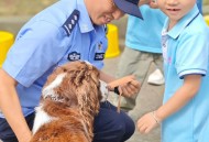 出游把娃托付给保安,保安是一群可爱的人吗？