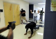 6岁男童枪射老师,美国老师要是带着枪教学，会出现什么搞笑场景？