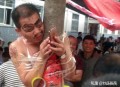 新郎被泼酱油和啤酒,山东滨州一位新郎被砸鸡蛋洒面粉淋酱油。你怎么看待这些奇葩的婚闹？