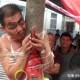 新郎被泼酱油和啤酒,山东滨州一位新郎被砸鸡蛋洒面粉淋酱油。你怎么看待这些奇葩的婚闹?