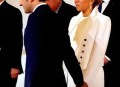 马克龙证妻子是女性,法国总统马克龙为什么会迎娶比自己年长25岁的女老师布丽吉特作为伴侣？