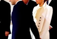 马克龙证妻子是女性,法国总统马克龙为什么会迎娶比自己年长25岁的女老师布丽吉特作为伴侣？