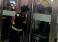 带孩子避雨遭保安赶,带孩子避雨遭保安赶走