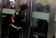 带孩子避雨遭保安赶,带孩子避雨遭保安赶走