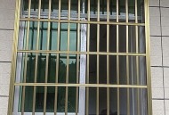 网红断桥装满防盗刺,断桥防盗吗