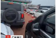 男子站引擎盖上砸车,汽车什么情况会报警？