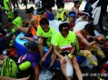 马拉松赛后物资被抢,马拉松领了物资不去跑行吗？