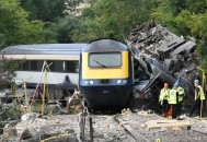 日突发列车脱轨事故,08年火车脱轨重大事故原因？