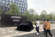 商场展车撞入手机店,有幽默、搞笑的新闻直播吗？