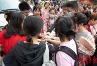 高考考场外统一动作,高考的学生是在学校集合吗？