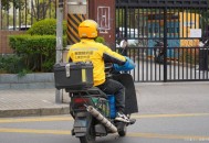 骑手撞人后先送外卖,饿了么外卖员撞人跑了怎么办？