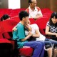 救2人后车被火吞噬,救人被火车撞伤的电影