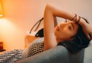 怀疑出轨拔女友8颗牙,女人把行车记录仪的声音关掉，把导航记录清除，这样是出轨了吗？