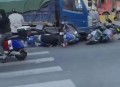 遭车碾压后起身站立,遭车碾压后起身站立不稳