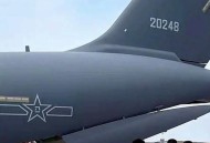 载20人军用机坠毁,运20等军用运输机，是否不用拖车，也能自主在低速进退滑行？