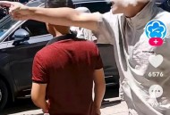 骑车被罚20躺地撒泼,厦一男子动车上抽烟，被抓后借酒劲躺地撒泼, 你怎么看？