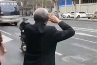 送老人过马路3次敬礼,送老人过马路3次敬礼可以吗