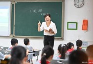 退休老师成了香饽饽 ,教师职业为何成为毕业生追逐的“香饽饽”？