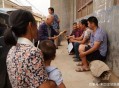 免费拍照取照片20元,进农村给老人免费照相然后收取相框钱，能挣钱吗？你怎么看这种行为？