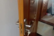 盲人家门锁被灌502胶,门锁里被人注进502,怎么才能解决,能拆下来修好吗？用火烧会搞坏吗？