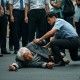 练拳扒倒老人致死亡,拳手暴揍68岁老人
