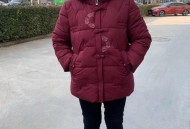 这地方已穿上棉袄了,人们穿着厚厚的棉衣像什么？