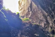 天坑溶洞垃圾10层高,先形成溶洞还是先形成峰林？