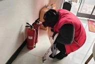 拒帮同事打扫被辞,对于科室里同事，见面相互不说话，责任互推，打扫卫生不打扫我的位置，倒水不给我倒，大家对这样的同事会？