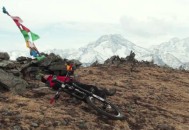 骑车撞电线杆致重伤,有一部香港电影剧情是一个男的骑自行车被一个女开车用绳子拉着走最后男的飞出去了撞到路边电线杆了？