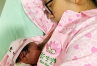 分娩遭4医院拒收,朋友生孩子发红包不收说什么？