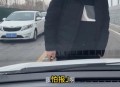 拒绝加塞被3男辱骂,讨厌加塞和不让我加塞的