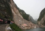 山体滑坡致房屋被埋,山体滑坡房子被人埋了会怎么样？