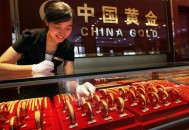 600元时囤150万黄金,600米加油稿150字左右？