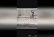 外卖小哥救轻生情侣,淮安女子深夜跳河轻生,外卖小哥素未谋面果断营救, 你怎么看? 外卖小哥救轻生情侣,淮安女子深夜跳河轻生,外卖小哥素未谋面果断营救, 你怎么看?