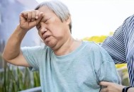 抢手机玩时突发脑梗,65岁老年人长期看手机后果？